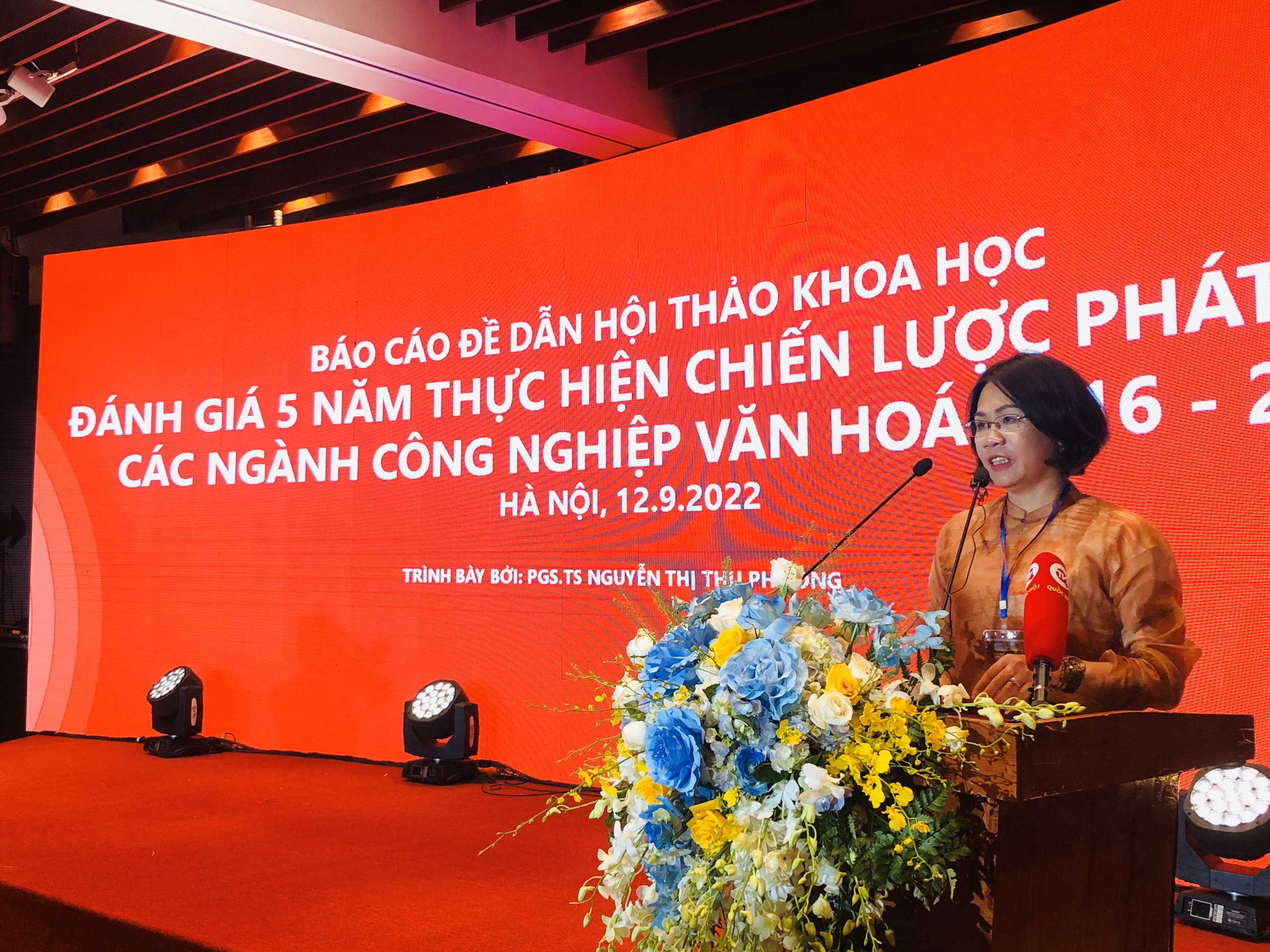 Viện trưởng Viện Văn hóa Nghệ thuật quốc gia Việt Nam Nguyễn Thị Thu Phương báo cáo tại hội thảo